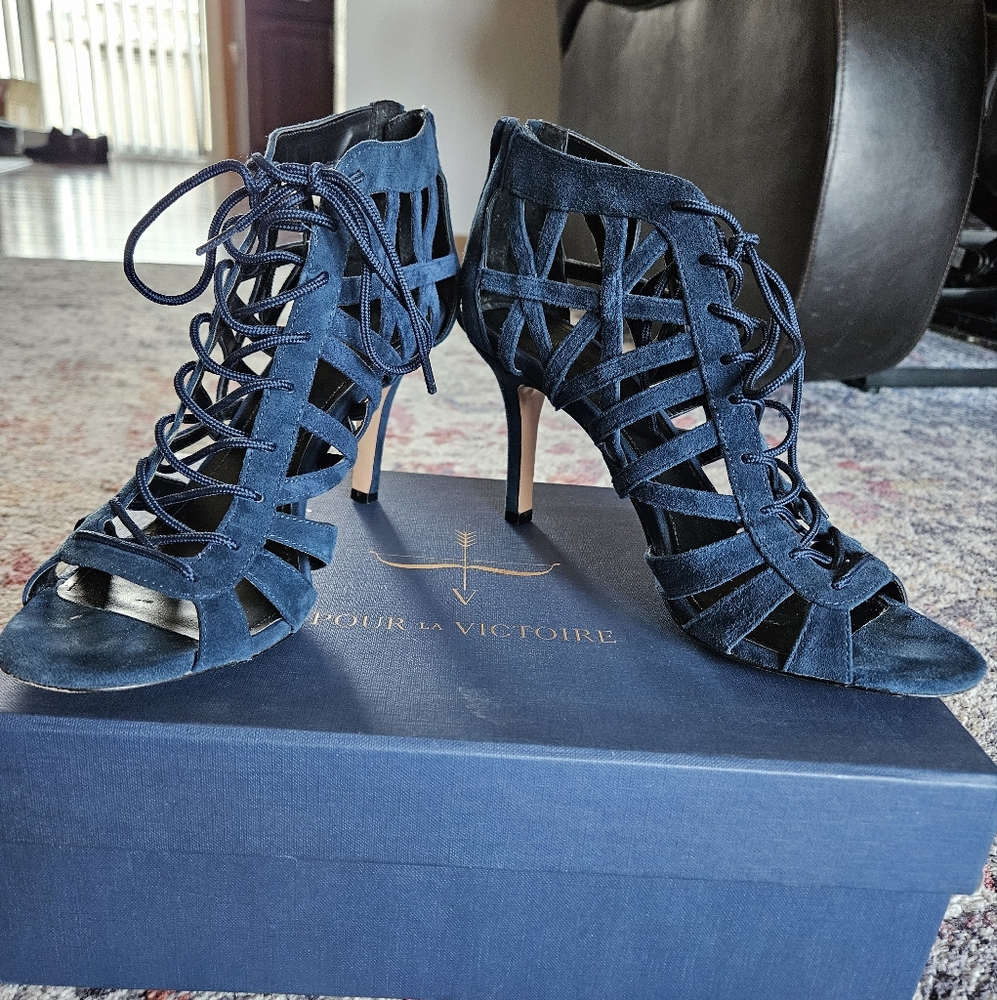 Pour Le Victorie Charlize Kid Suede Pumps